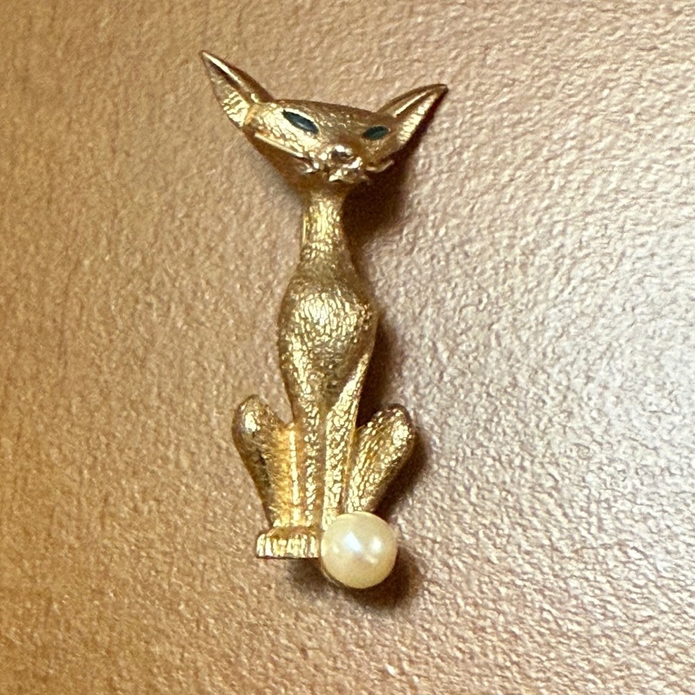 Vintage Marcel Boucher Siamese Cat Brooch Gold Tone Green Eyes Pearl